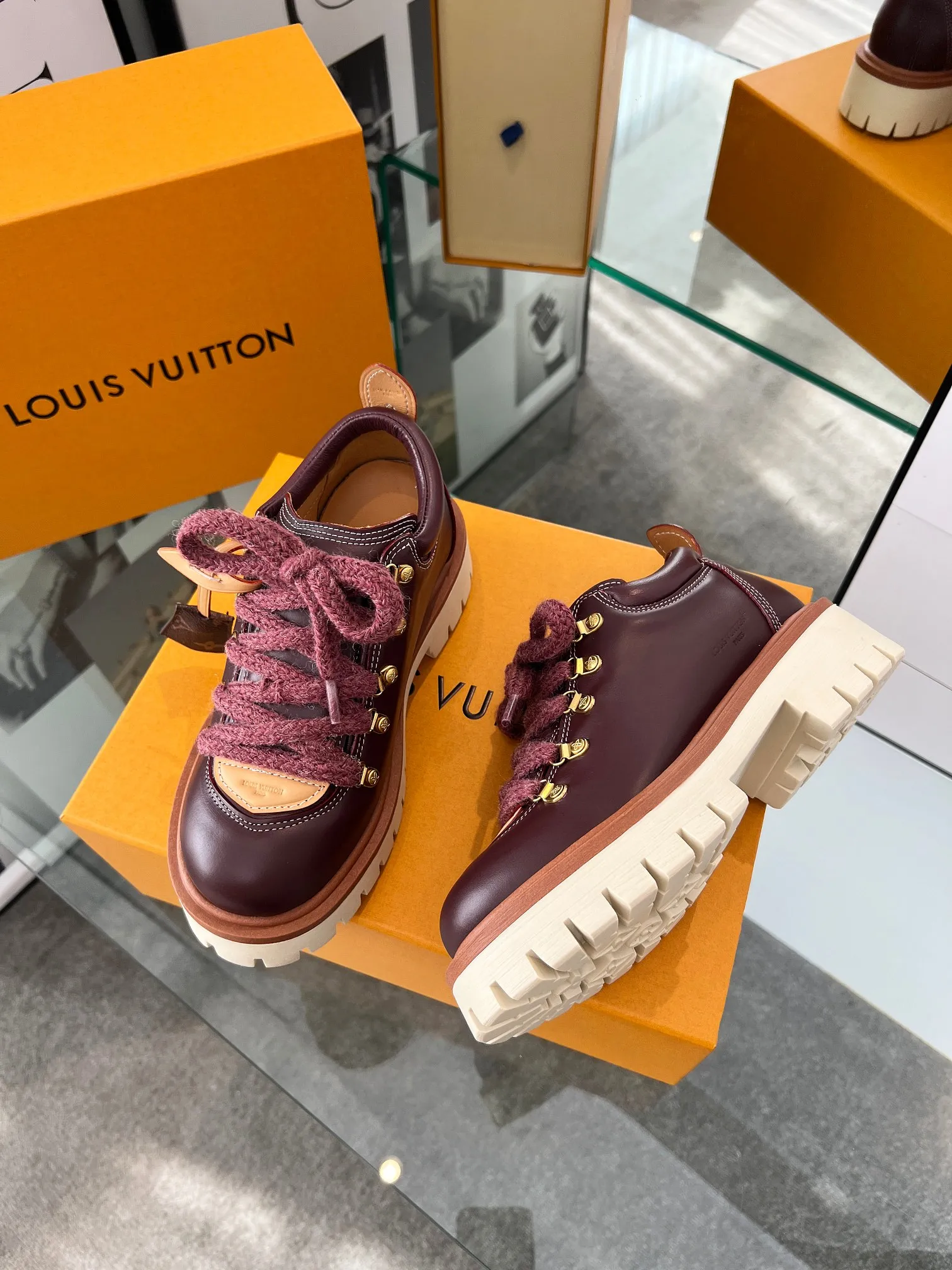👟👟Ex-factory price 640👟👟 LV's new couple's thick-soled hiking shoes, your original custom-made large-soled shoe brand, giving the foot flexibility and freedom, a good pair of shoes to wear all summer. Fabric: First-layer imported calfskin, cowhide lining Size: 35-46 Welcome to send pictures to place orders